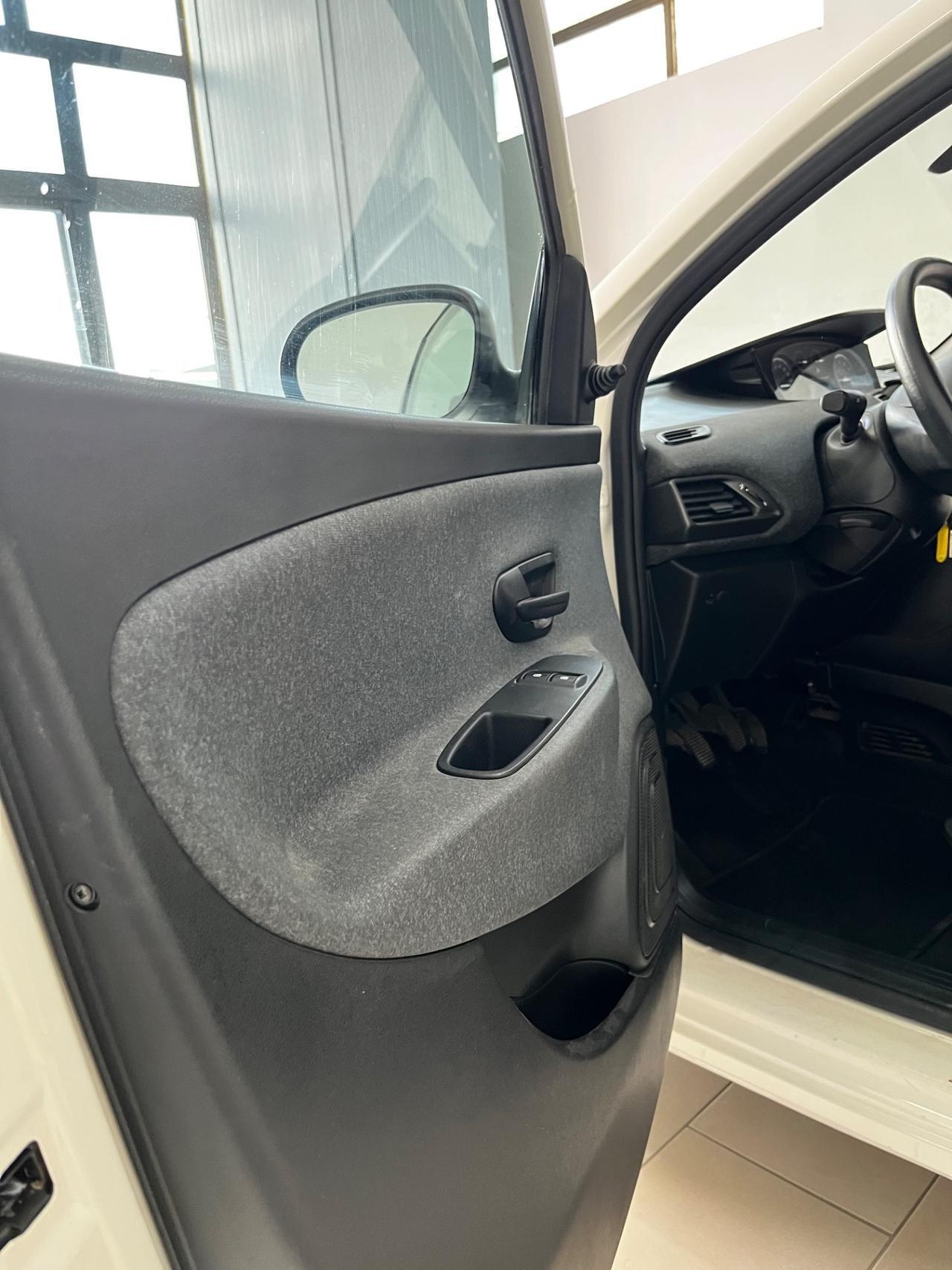 LANCIA YPSILON 1.0 FireFly 5 porte S&S Hybrid Ecochic Silver
