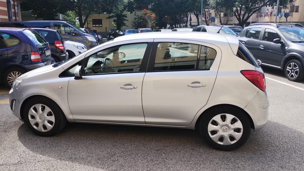Opel Corsa 1.2 5 porte Club NEOPATENTATI