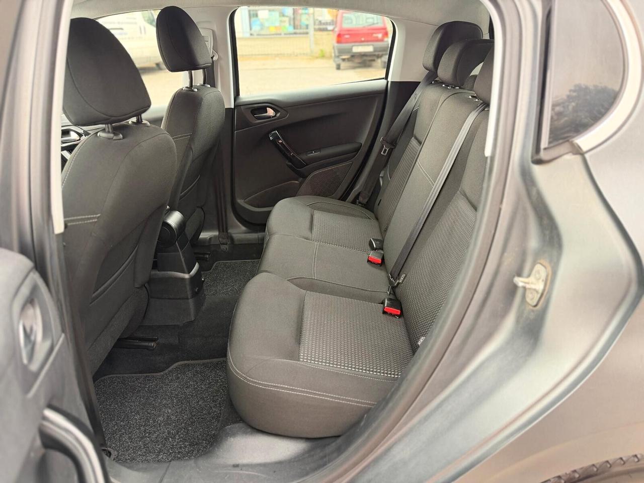 Peugeot 208 PURETECH 5P ALLURE