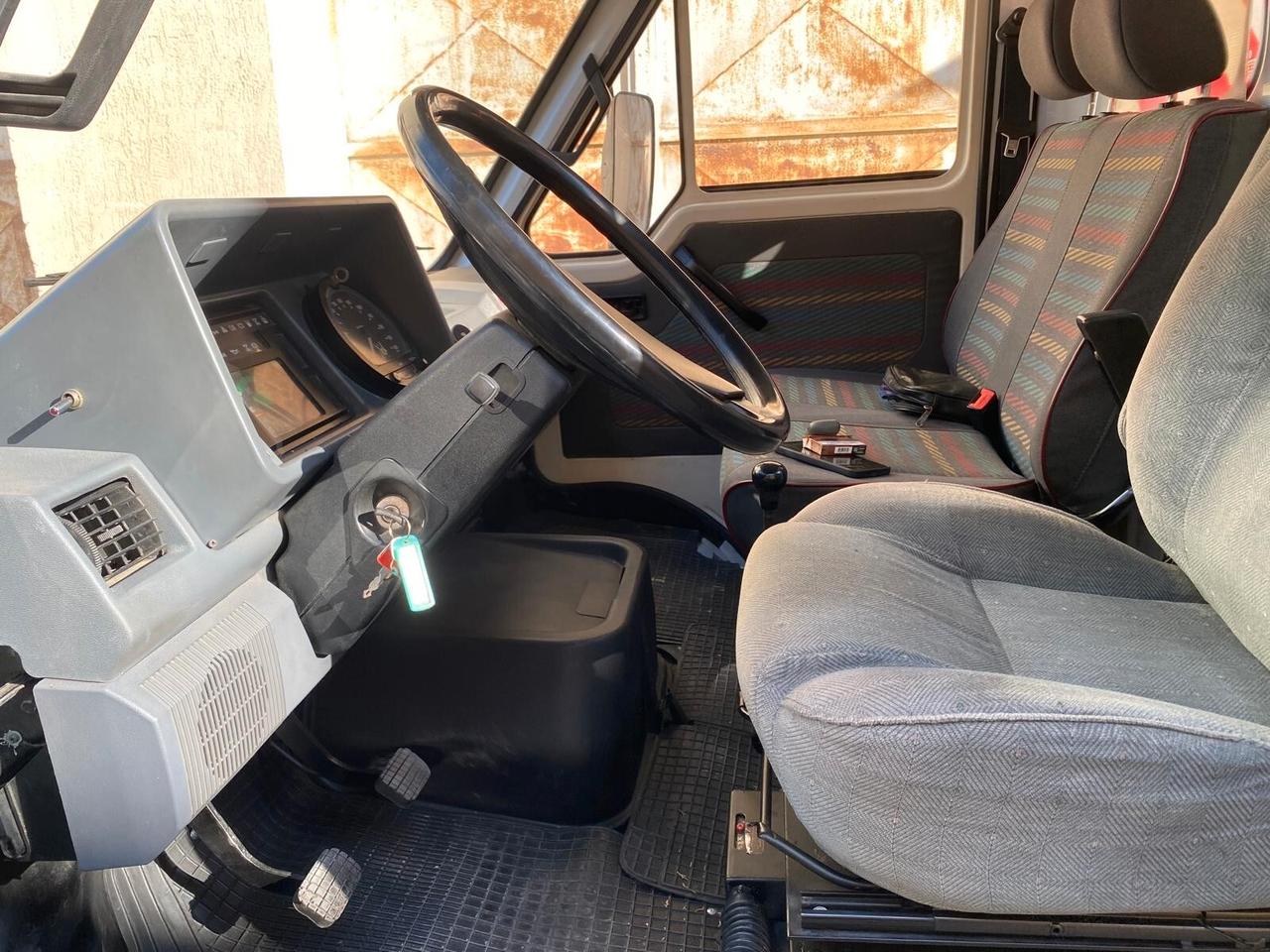 Carroattrezzi: Renault V.I. – Pianale Basculante e Scorrevole con Verricello e Gru