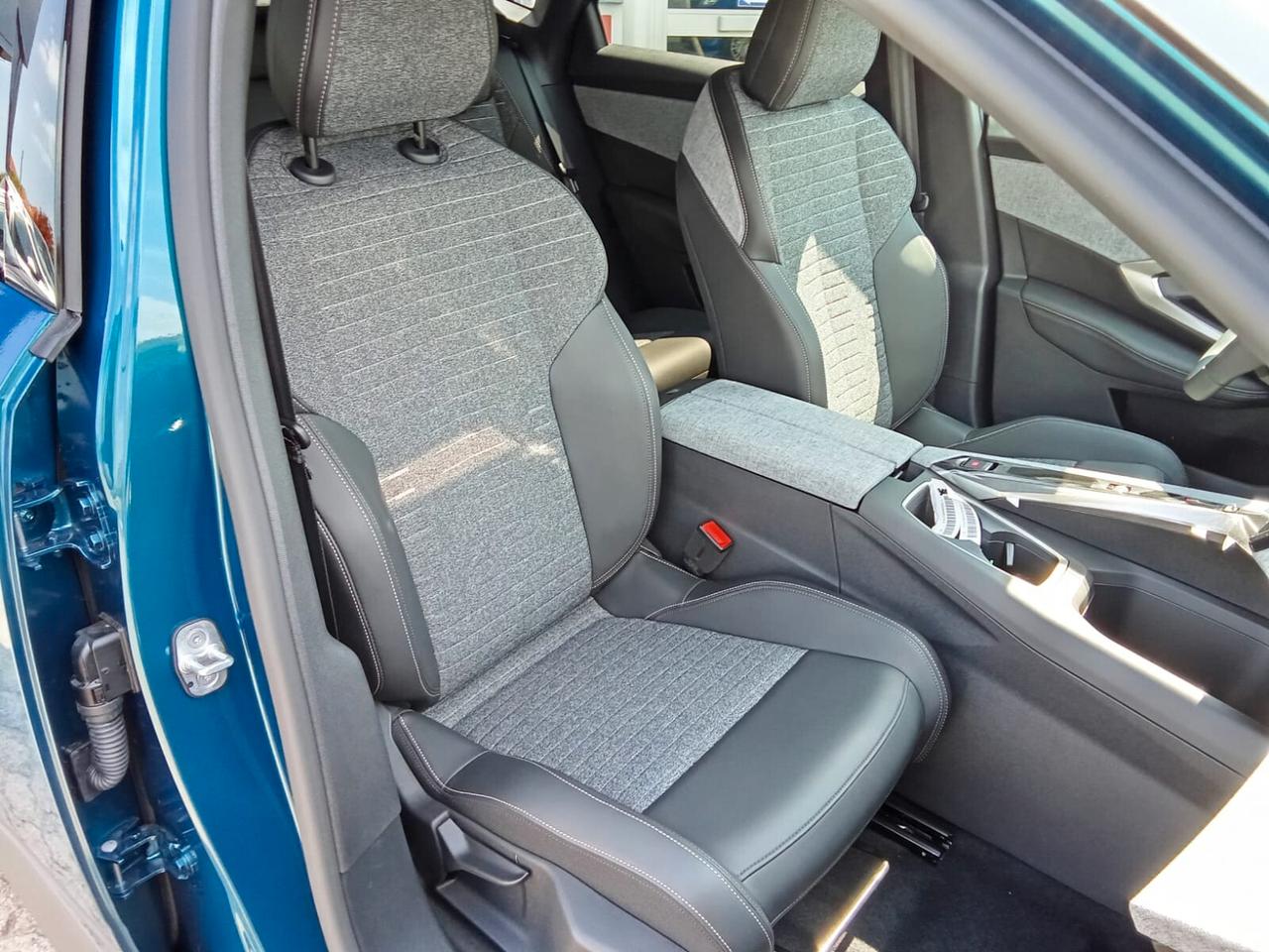 Peugeot 3008 Hybrid 145 e-DCS6 Allure Business