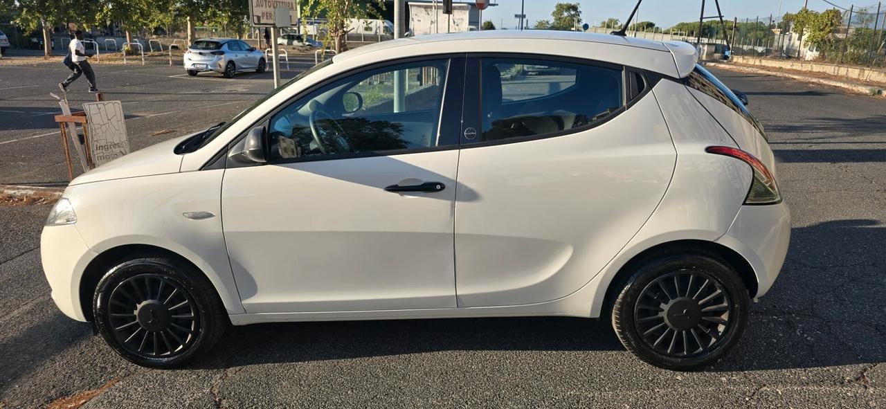 Lancia Ypsilon 1.0 FireFly 5 porte S&S Hybrid Ecochic Silver