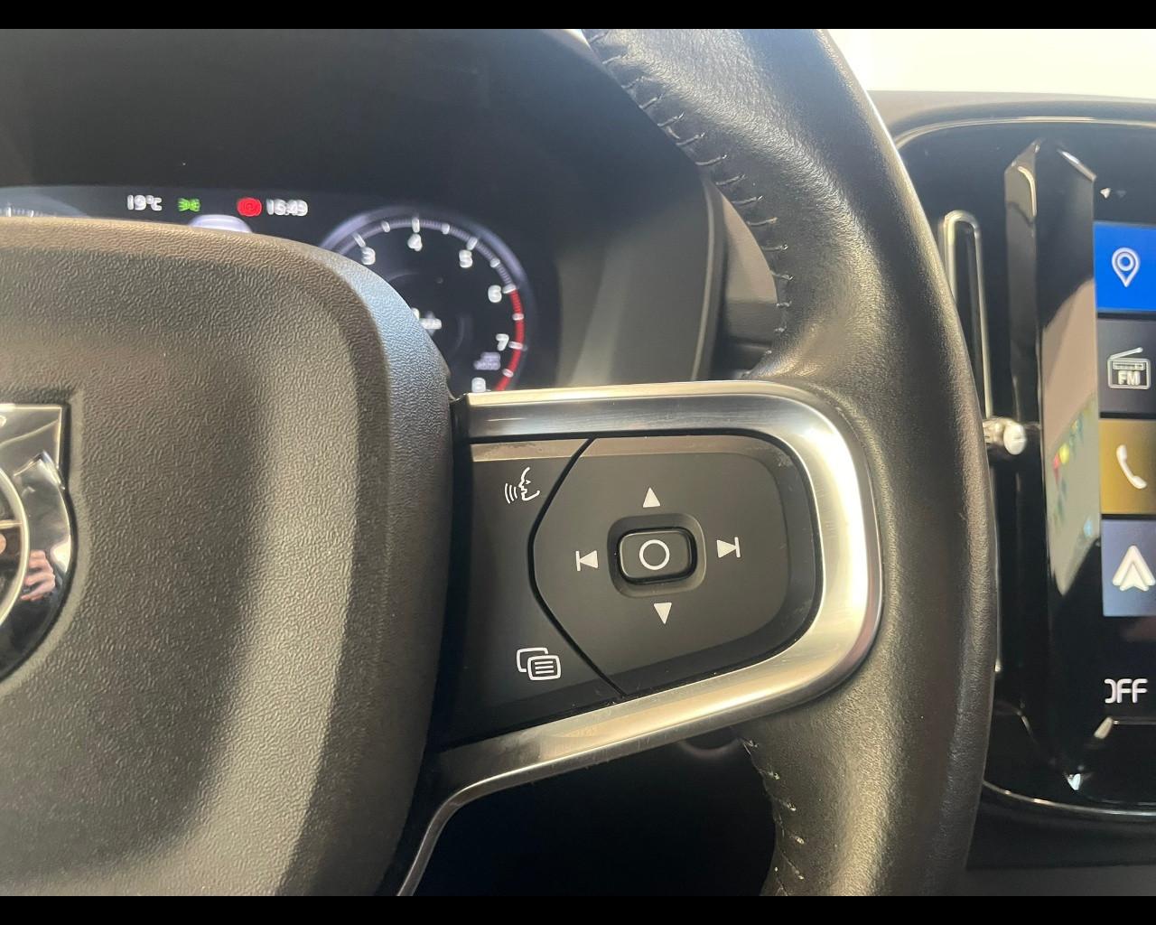 VOLVO XC40 (2017-->) - XC40 T2 Momentum