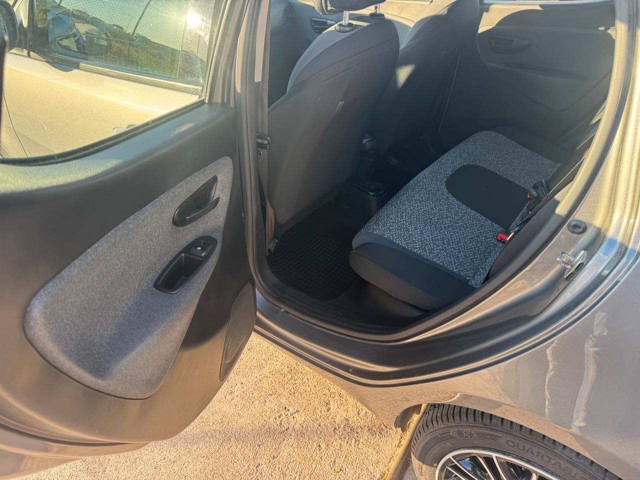Lancia Ypsilon 1.0 FireFly Hybrid Silver