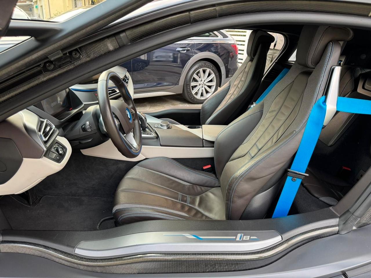 BMW i8 COUPE' TRE VOLUMI HYBRID 231cv