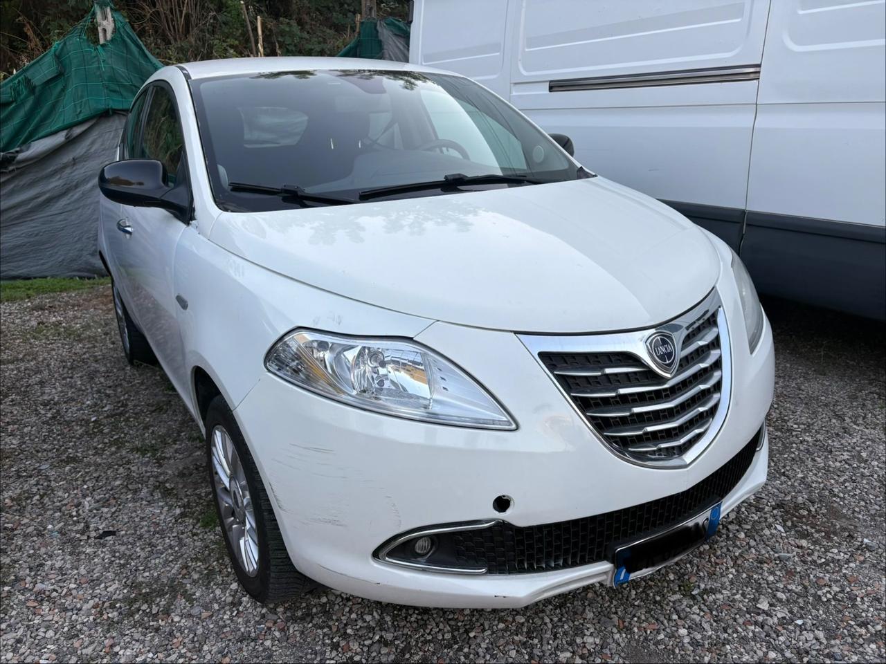 Lancia Ypsilon 0.9 TwinAir 85 CV 5 porte Metano Ecochic Silver