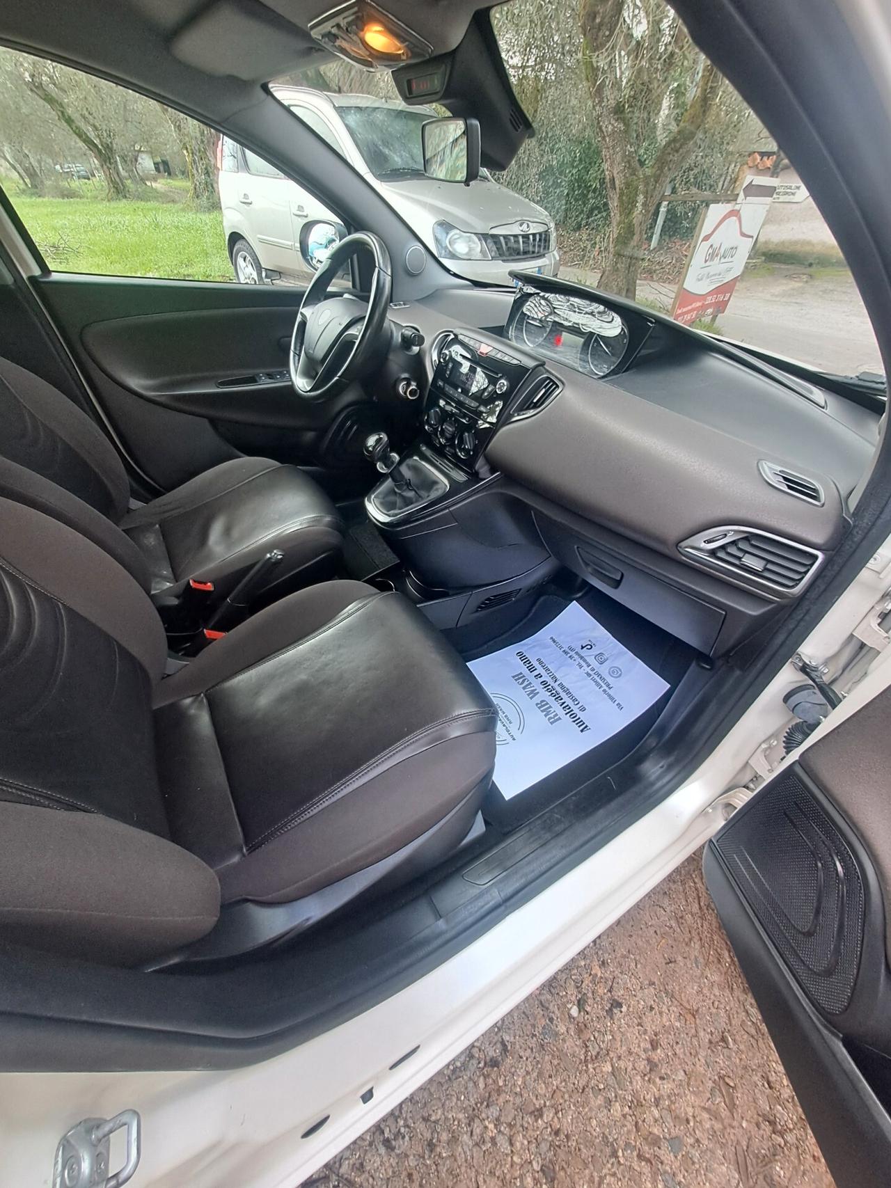 Lancia Ypsilon 1.2 69 CV 5 porte S&S Platinum