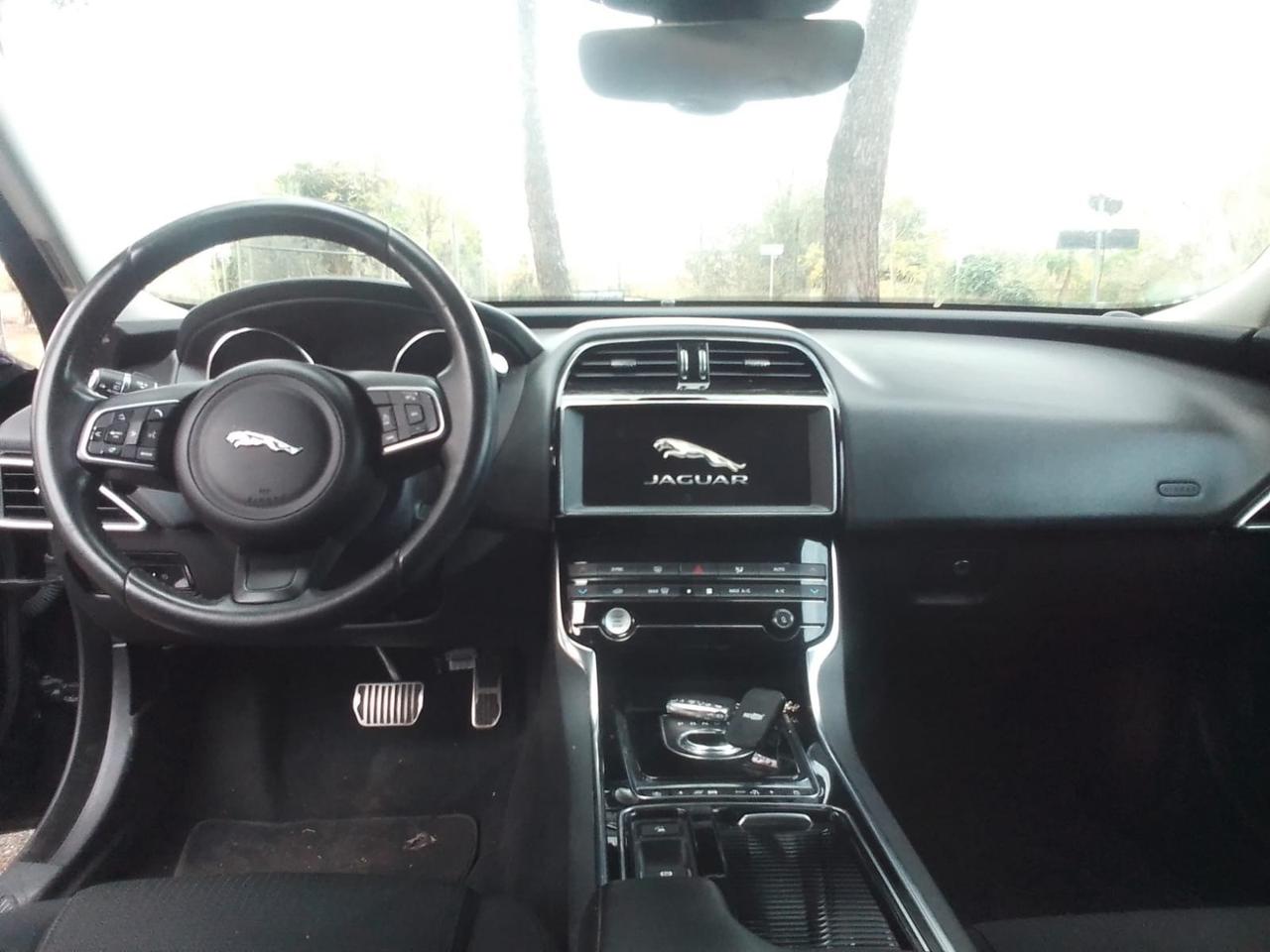 Jaguar XE 2.0 D 180 CV Pure