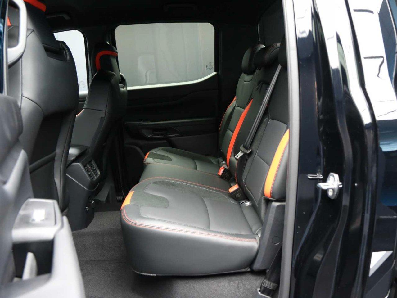 Ford Ranger Raptor 2.0 ecoblue 210cv auto pronto disponibile con due versione di colori