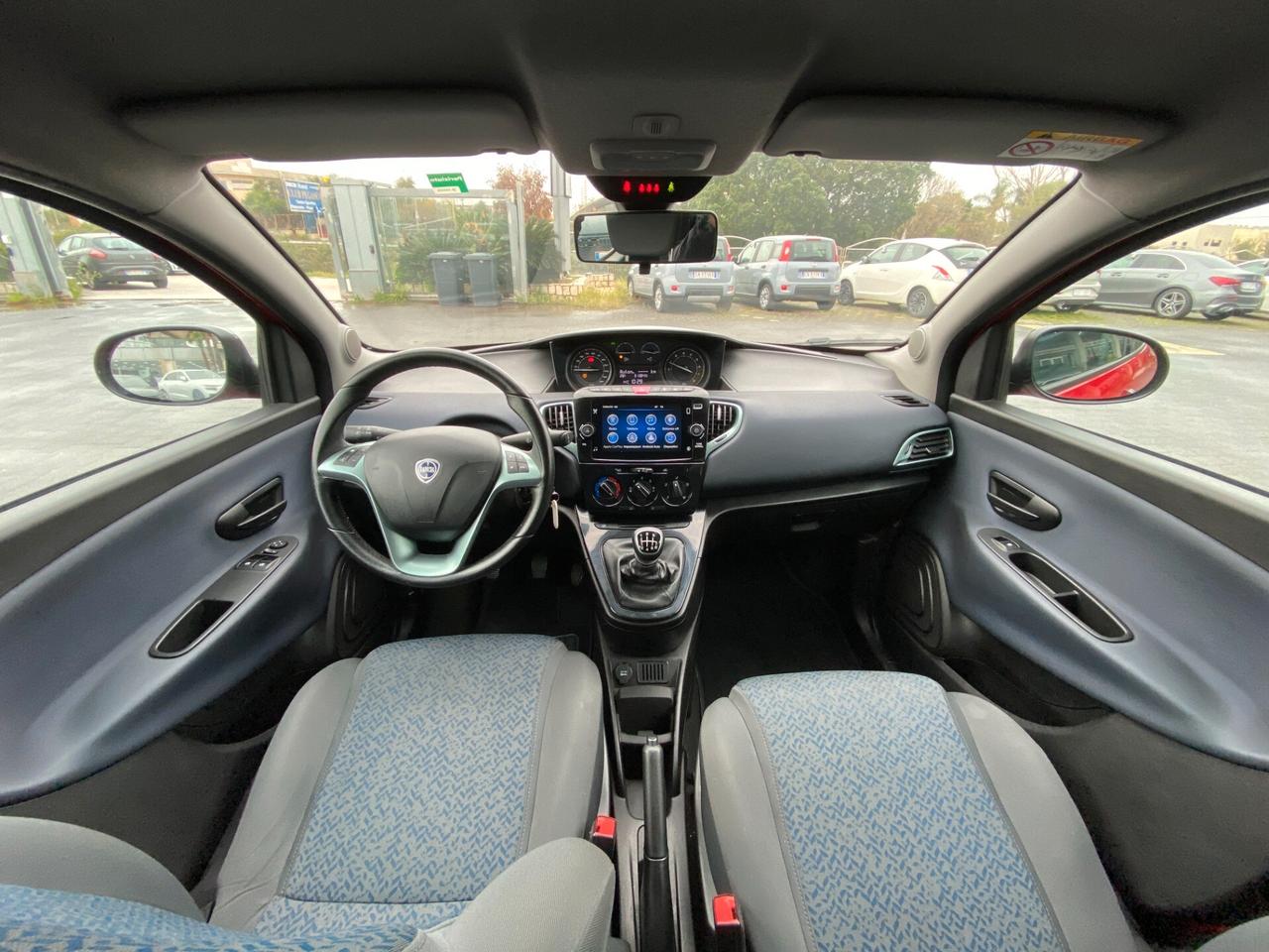 Lancia Ypsilon 1.0 firefly hybrid Silver