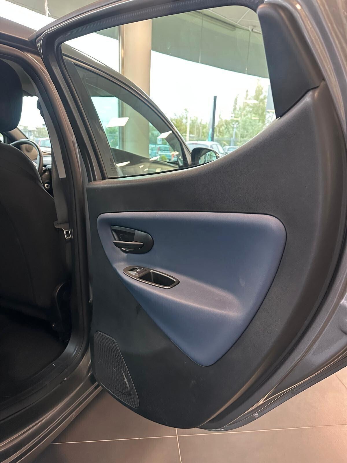 Lancia Ypsilon 1.0 FireFly 5 porte S&S Hybrid Platino