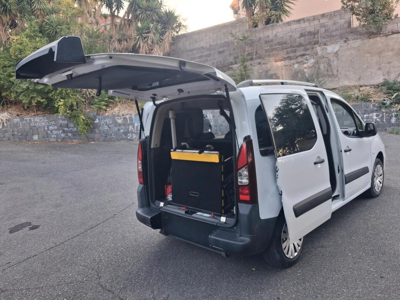 Citroen Berlingo pianale ribassato rampa trasporto disabili