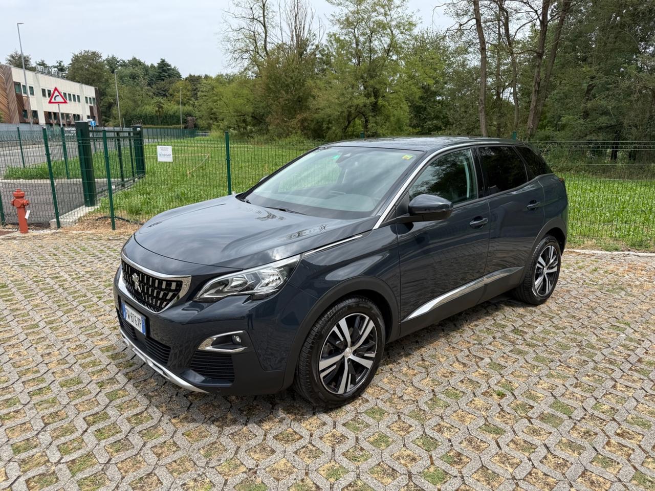 Peugeot 3008 BlueHDi 130 S&S EAT8 Allure*Automatik*Pelle*Navi