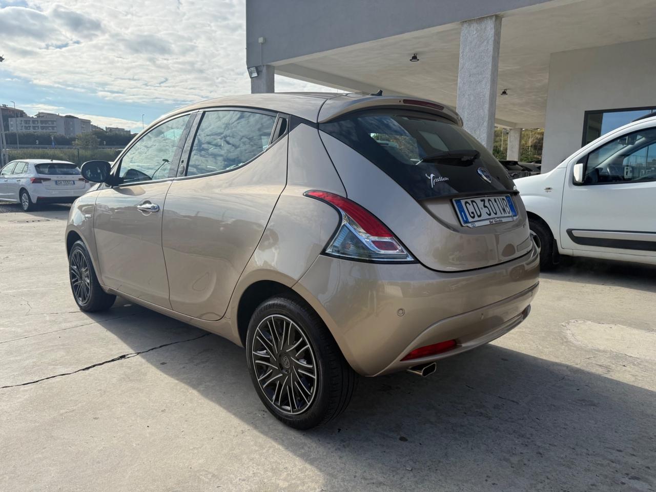 Lancia Ypsilon 1.0 FireFly 5 porte S&S Hybrid Ecochic Gold