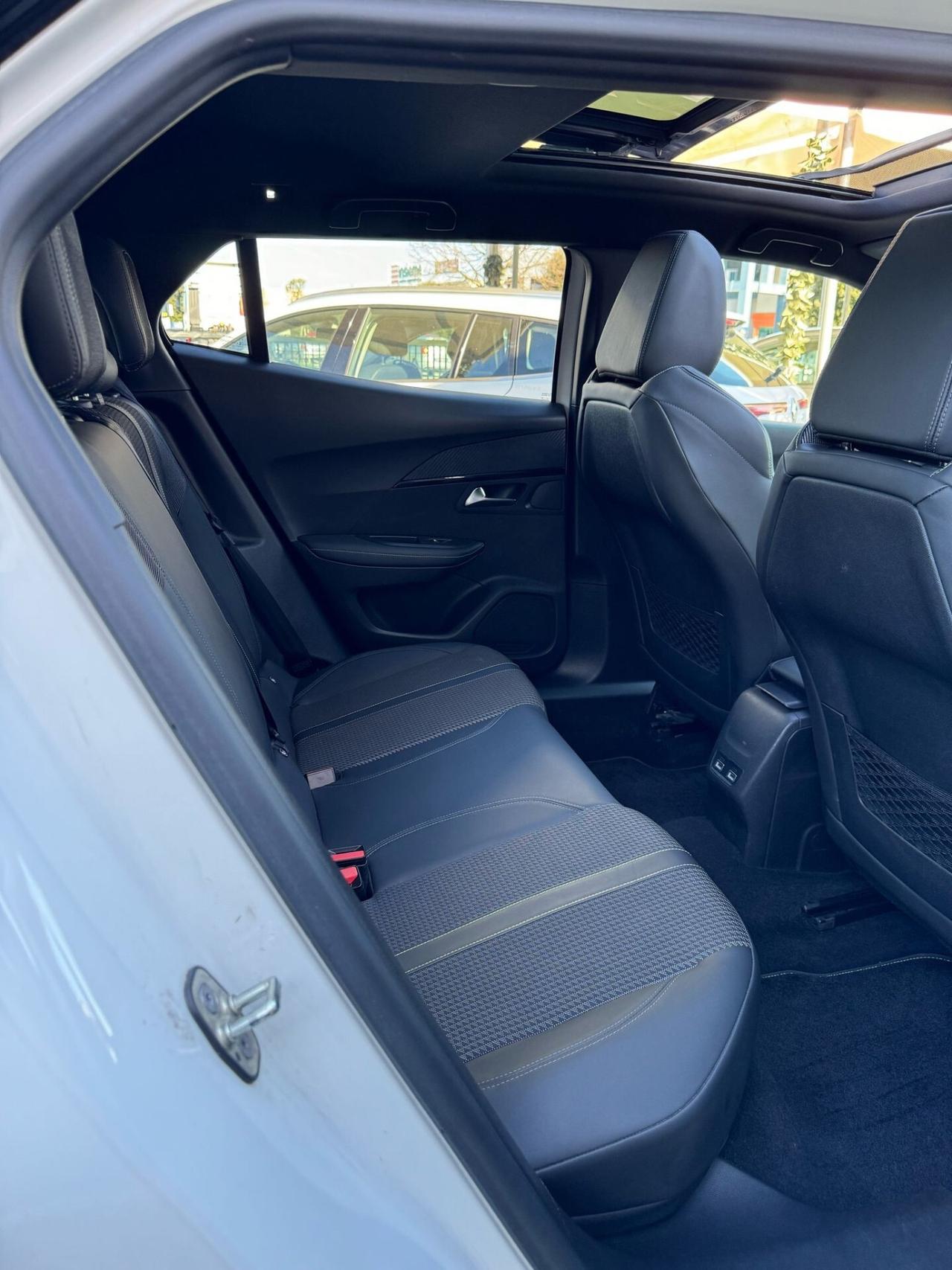 Peugeot 2008 1.5 HDI 130 EAT8 Navi Pack Tetto introvabile