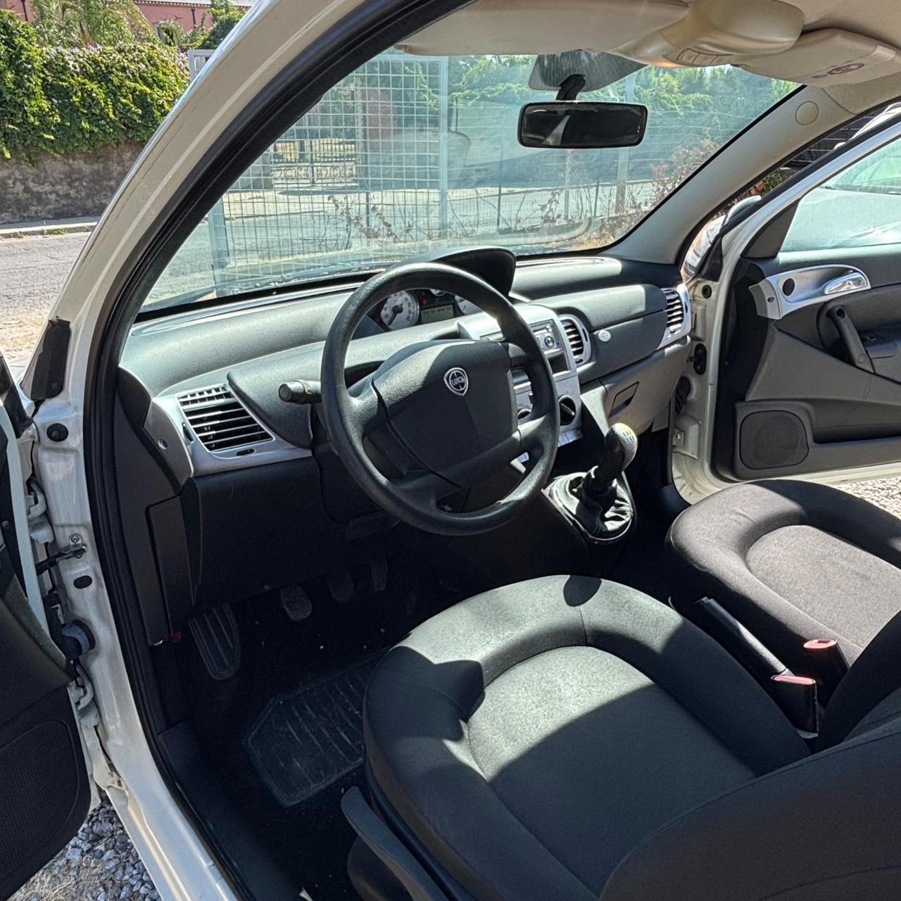 Lancia Ypsilon 1.3 MJT 75 CV Unyca