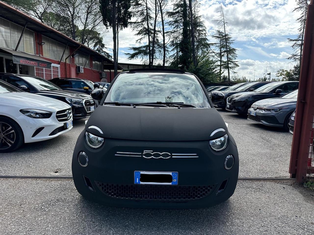 Fiat 500 La Prima Cabrio 42 kWh nera opaca full led prezzo promo
