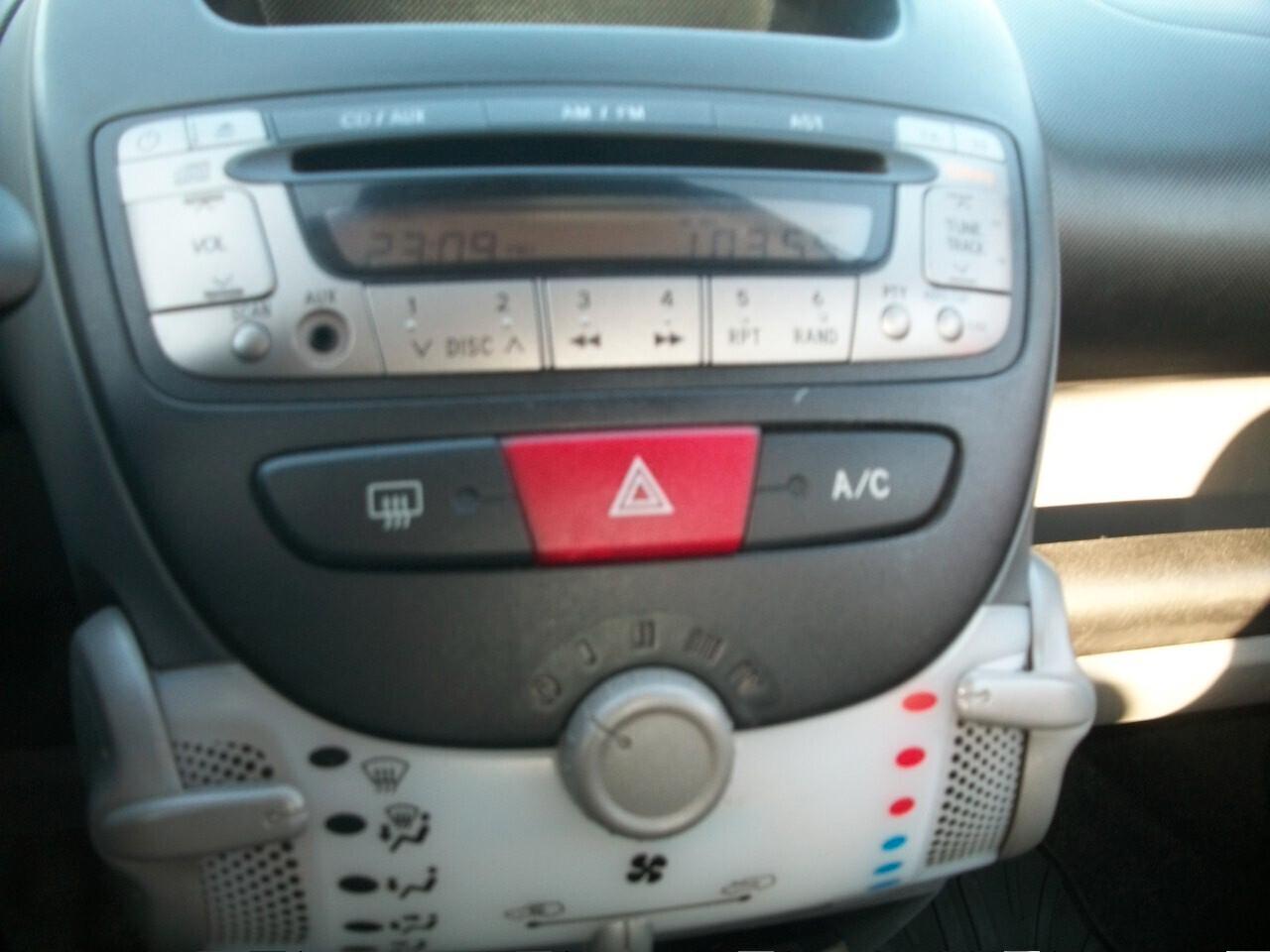 Toyota Aygo 1.0 12V VVT-i 5 porte Sol CC 998 BENZINA SI NUOVI PATENTATI GARANZIA UN ANNO KM 122500 COME NUO