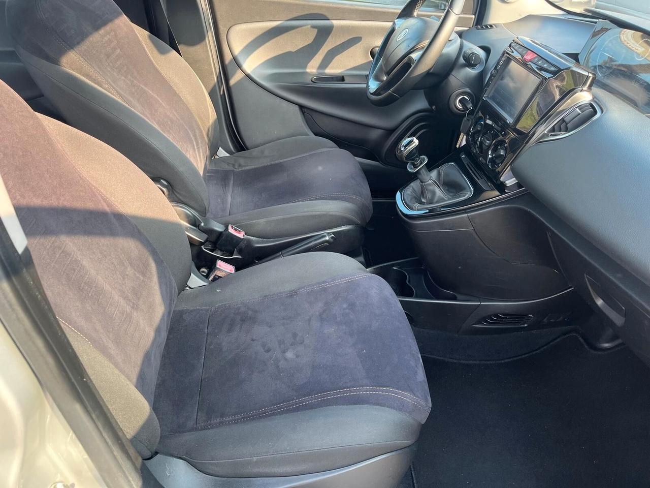 Lancia Ypsilon 0.9 TwinAir 85 CV 5 porte Metano Ecochic Silver