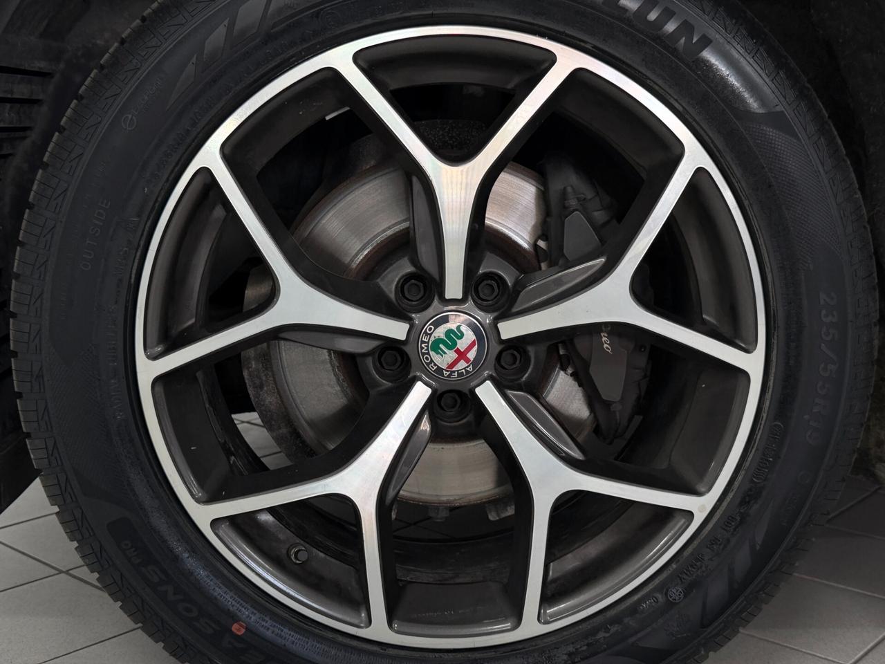 Alfa Romeo Stelvio 2.2 TD 190 CV EXECUTIVE CERCHI 19" APPENA TAGLIANDATA RETROCAMERA BLIND VETRI SCURI UNICO PROPRIETAR