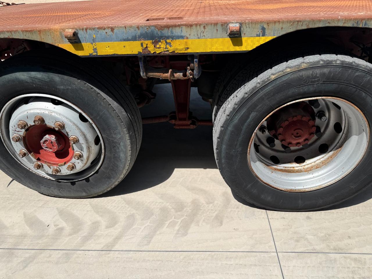 Iveco Eurotech 240E42 cassone fisso con rampe idrauliche e gru