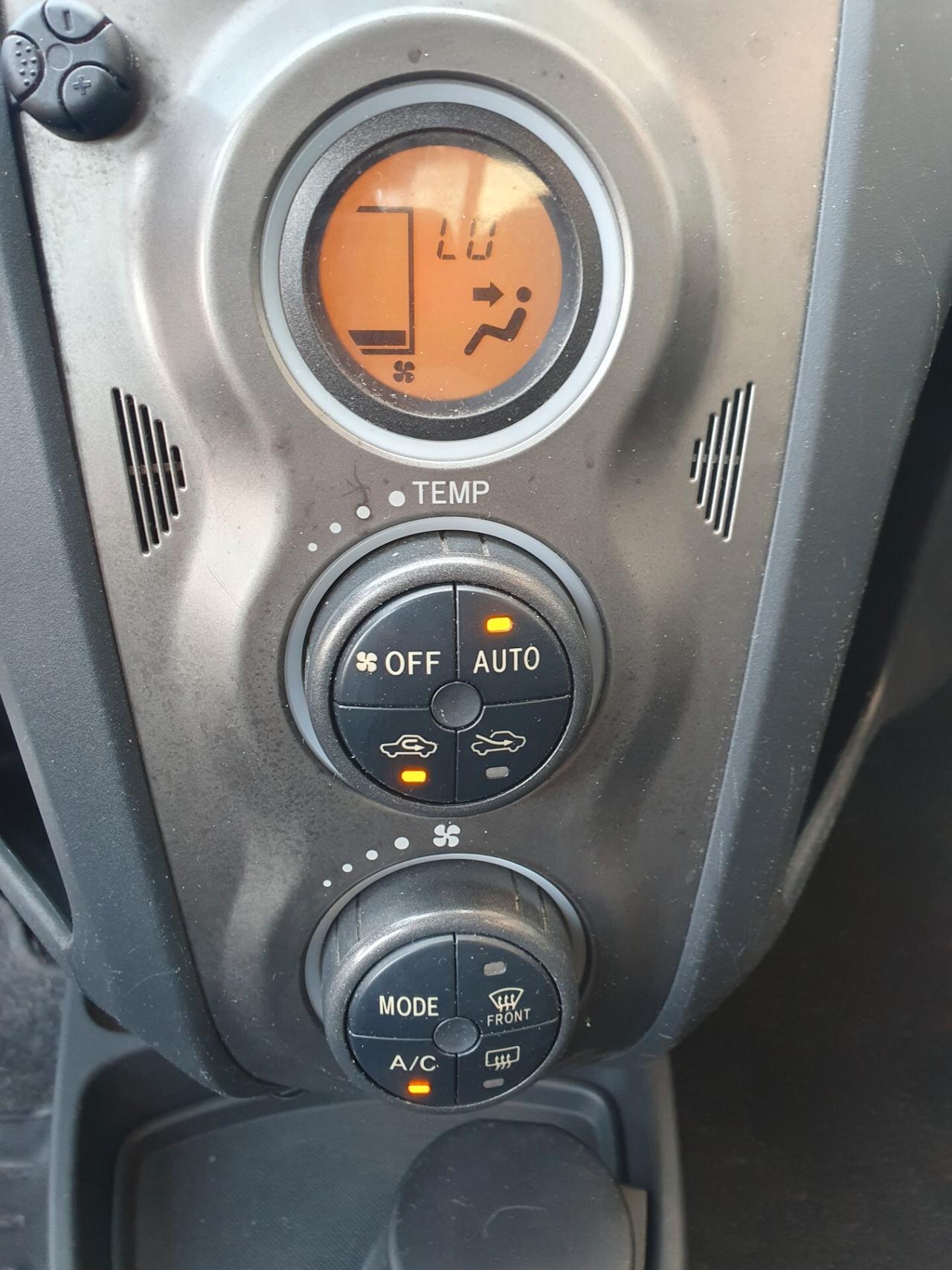 Toyota Yaris 1.3 5 porte Sol benzina anno 2011 km 135000