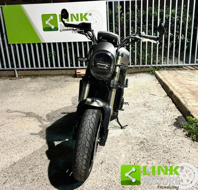 BENELLI Leoncino 800 .