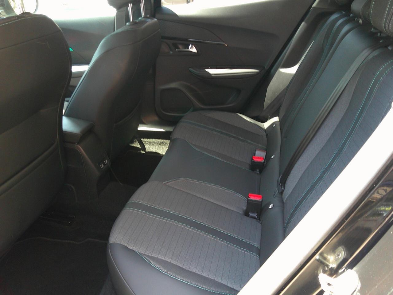 Peugeot 2008 BlueHDi 100 S&S Allure Navi Pack