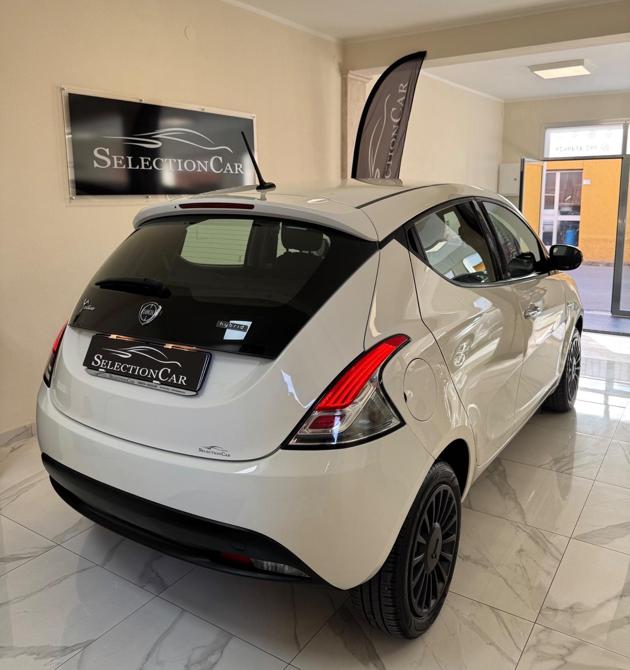 Lancia Ypsilon 1.0 FireFly 5 porte S&S Hybrid Ecochic Silver