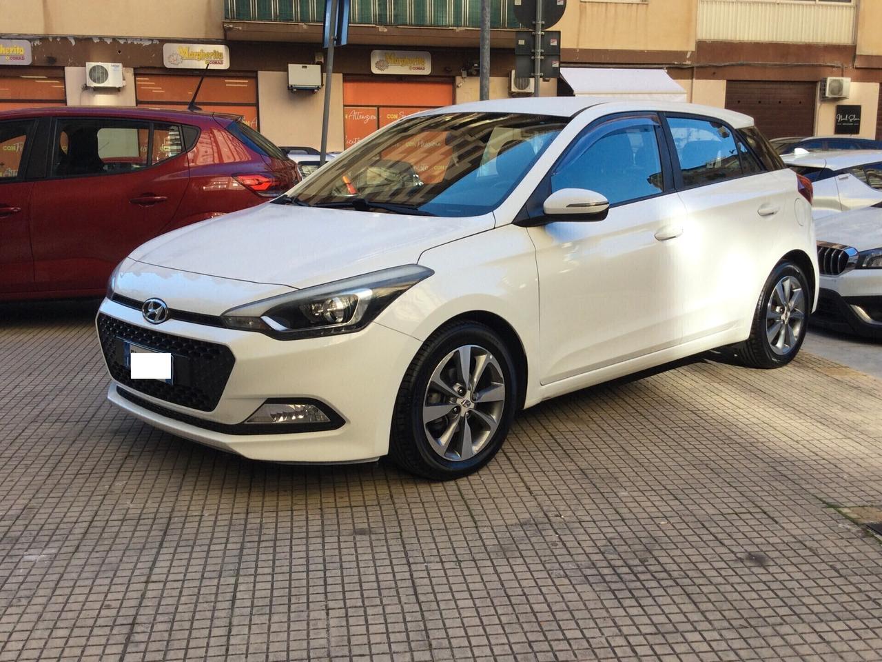 Hyundai i20 1.2 84 CV 5 porte Blackline
