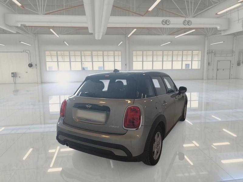 MINI COOPER ESSENTIAL AUTO 5 PORTE BERLINA