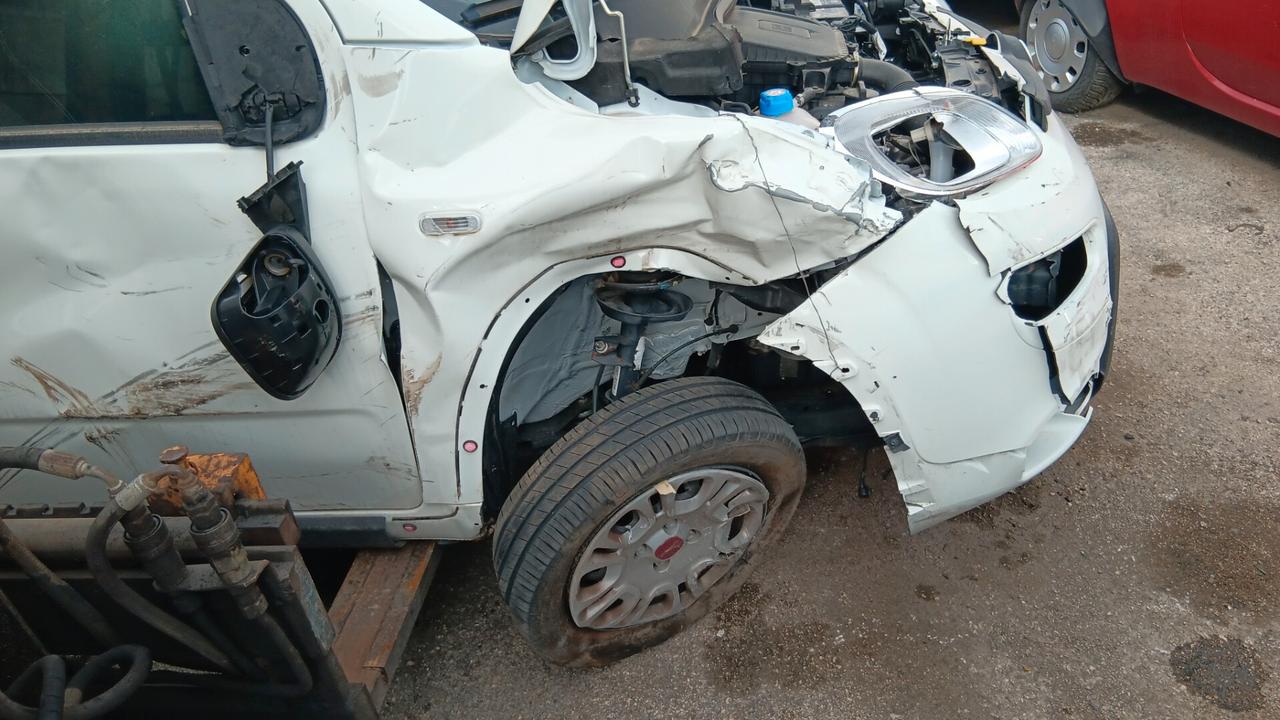 Fiat Panda incidentata sinistrata mondialcars 024 km 1964