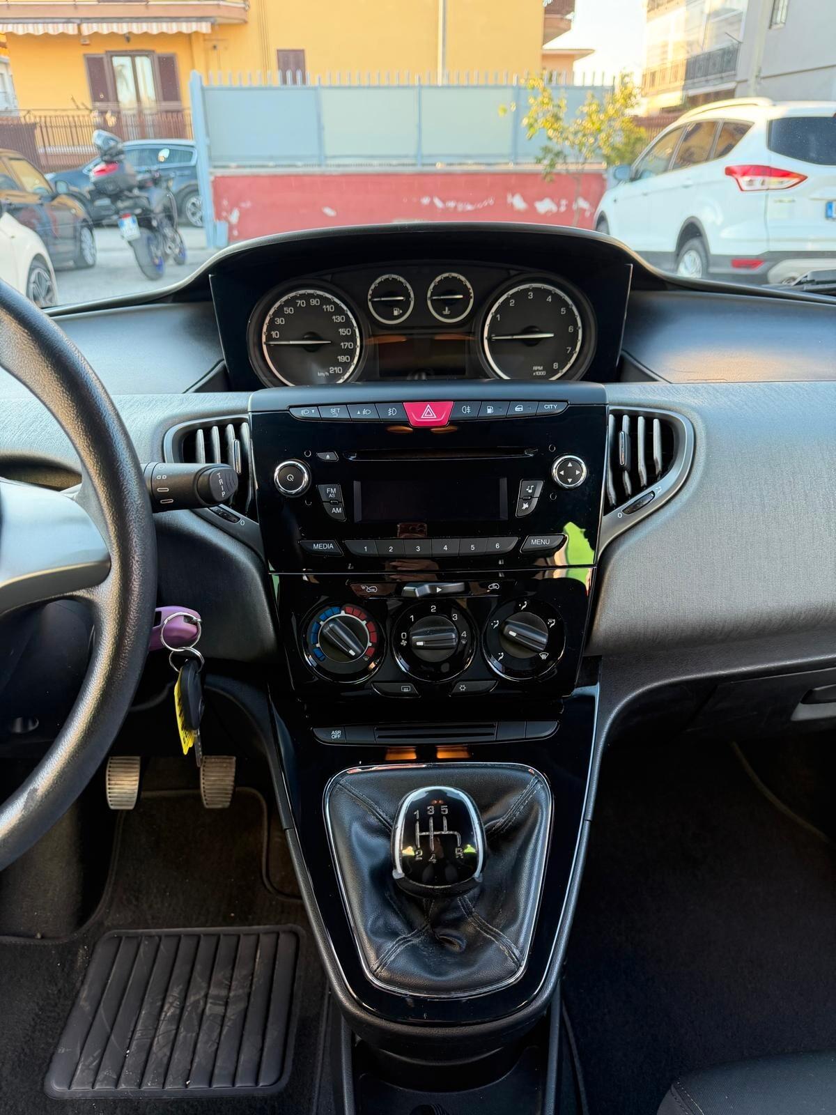 Lancia Ypsilon 0.9 TwinAir 85 CV 5 porte Metano Ecochic Elle