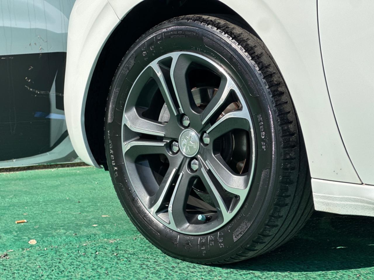 Peugeot 208 1.2 PureTech 82cv Allure 2015