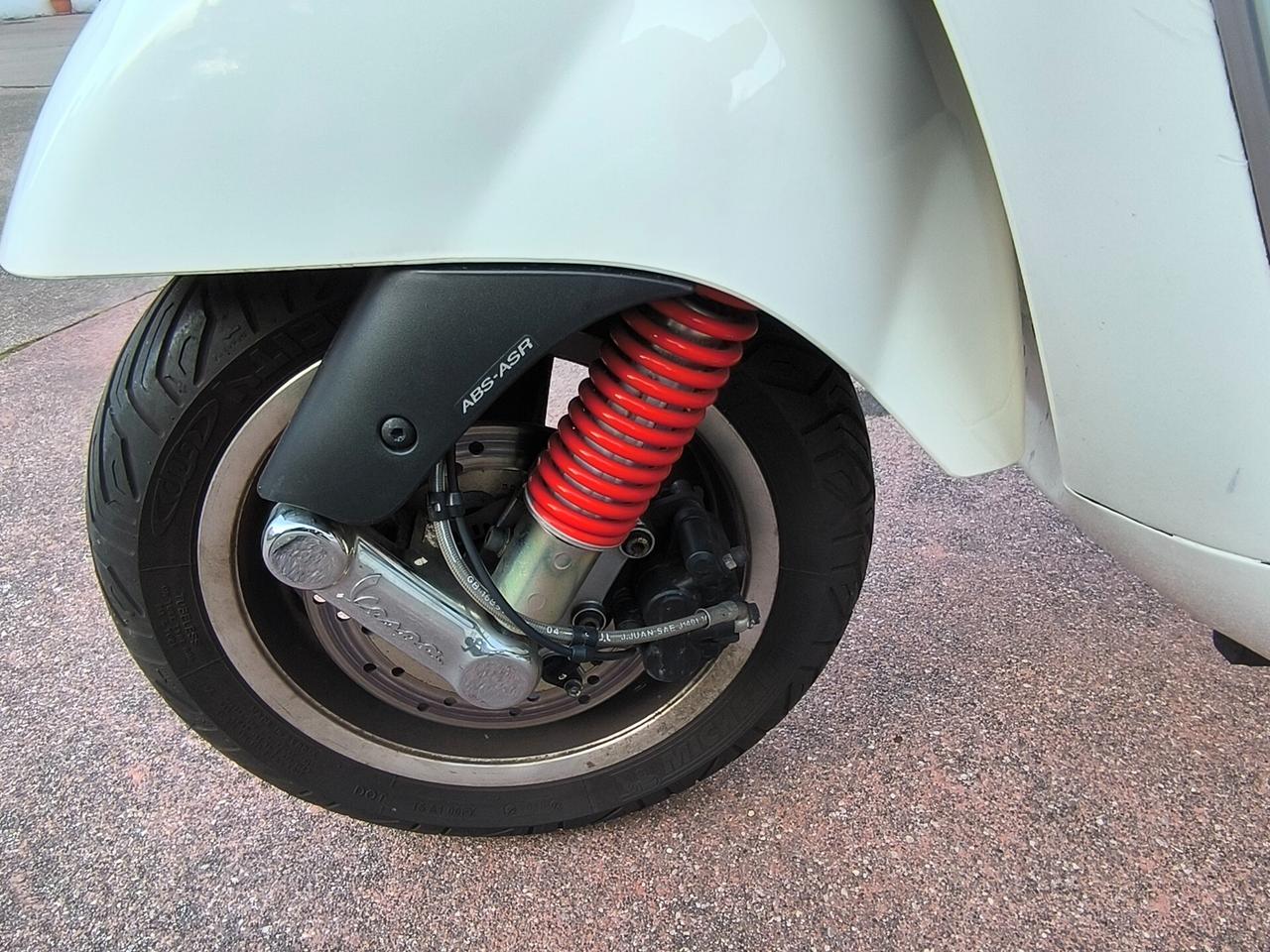 Piaggio Vespa 300 GTS hpe SUPER ABS