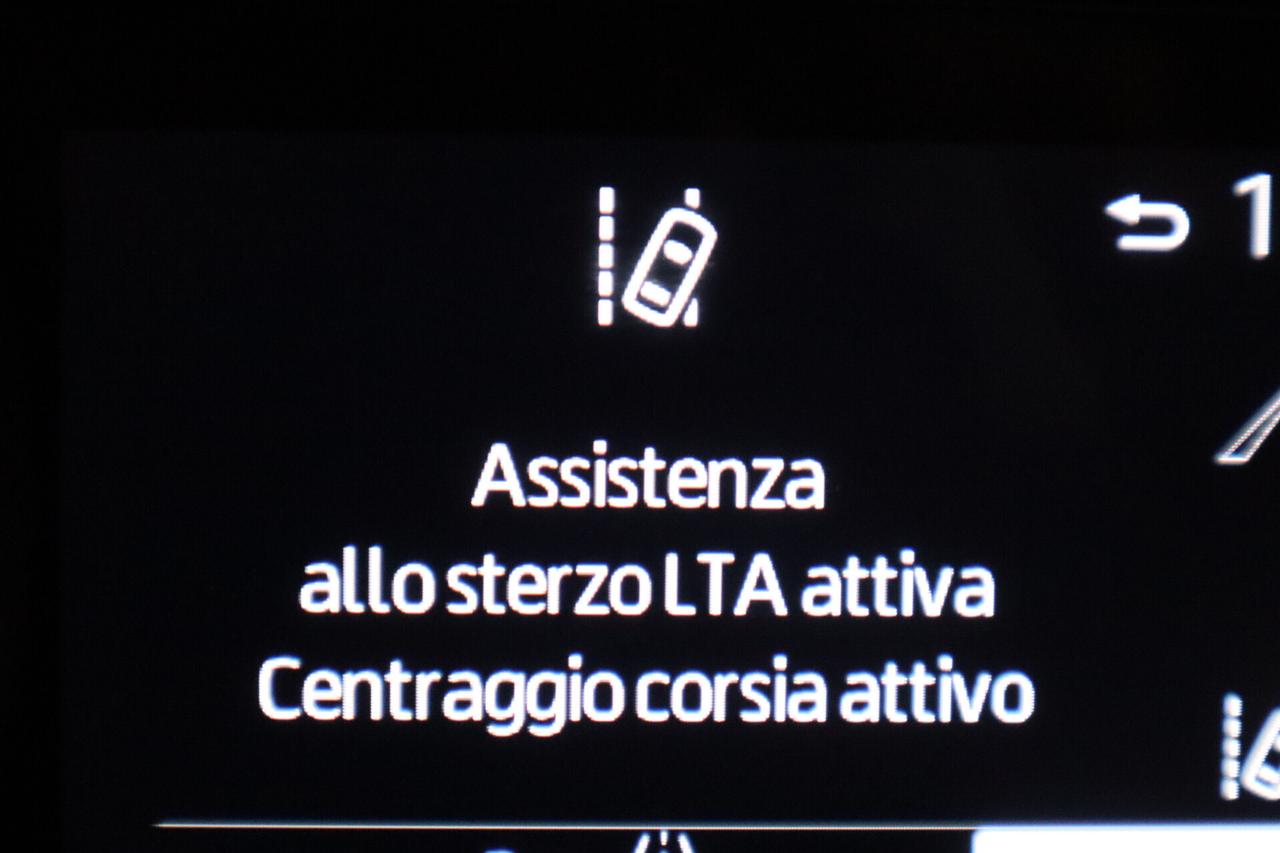 Toyota YARIS HYBRID LOUNGE AUTO TETTO PANORAMA PELLE CAMERA LED SOLO 45.000KM ANCHE GUIDABILE DA NEOPATENTATI
