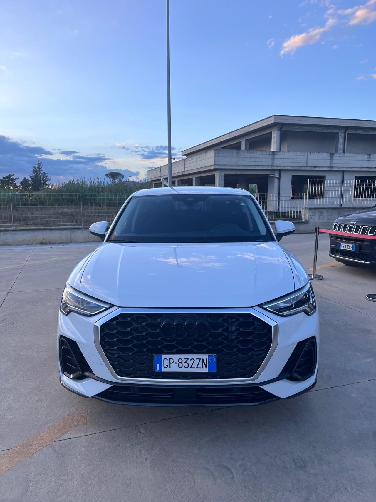 Audi Q3 45 TFSI e S tronic Business