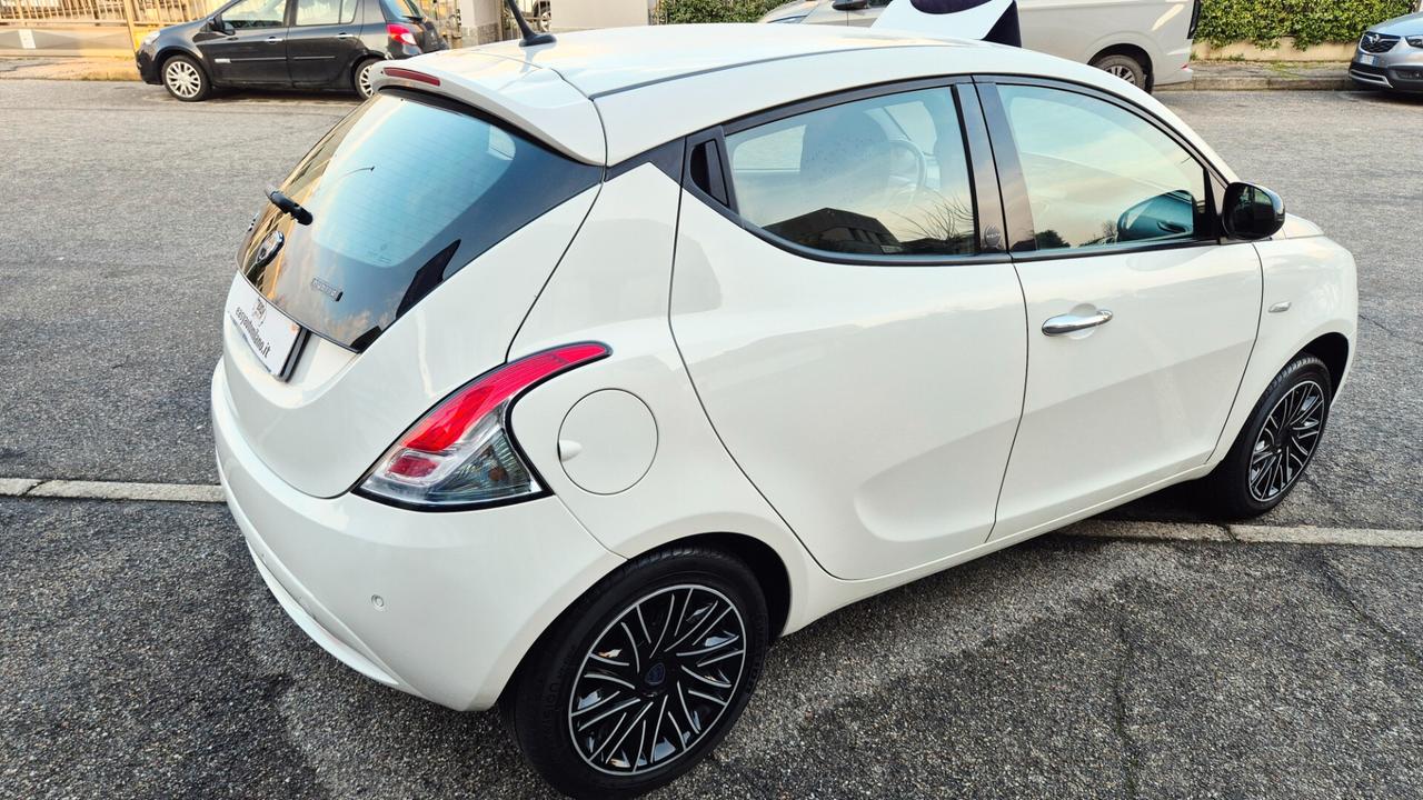 Lancia Ypsilon 1.0 FireFly 5 porte S&S Hybrid Ecochic Gold