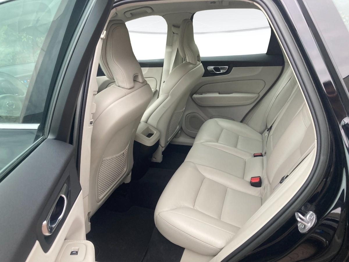 VOLVO XC60 2.0 B4 Momentum Pro auto