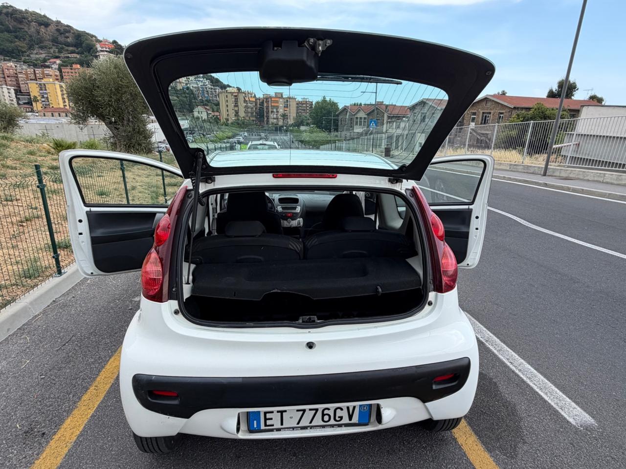 Peugeot 107 CON CAMBIO AUTOMATICO NEOPATENTATI