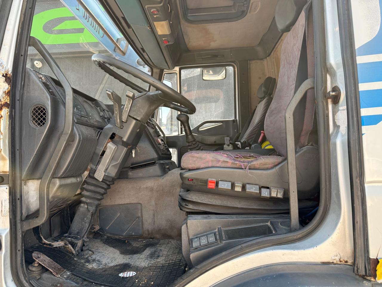 Iveco Eurotech 240E42 cassone fisso con rampe idrauliche e gru