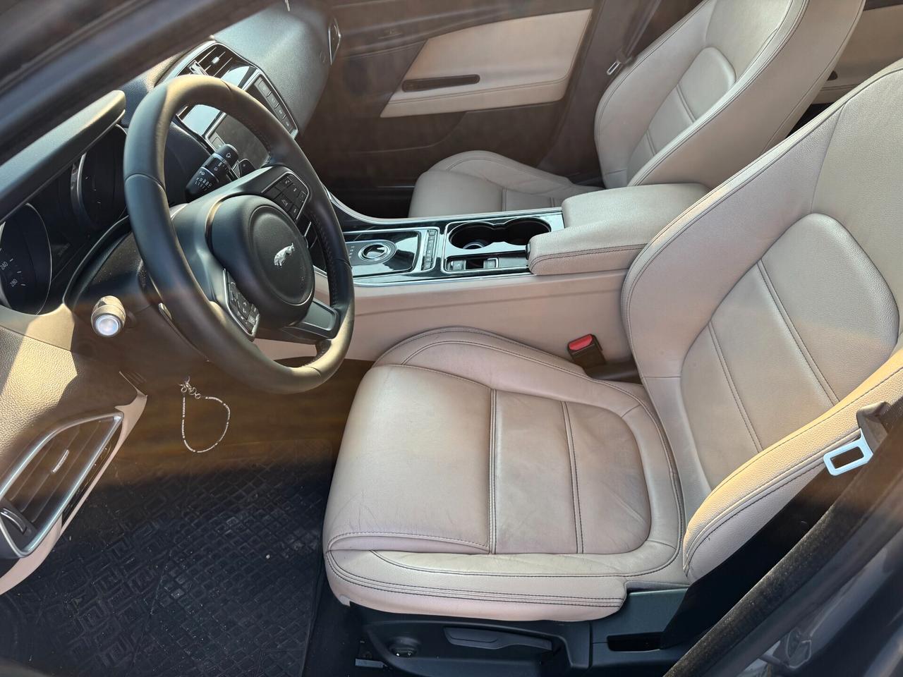 Jaguar XE 2.0 D Turbo 180CV aut. Pure