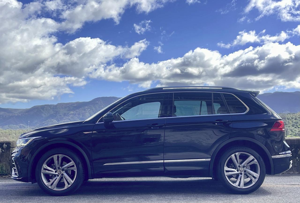 Volkswagen Tiguan 2.0 TDI 150 CV SCR DSG R-Line Fari IQ.LIGHT LED MATRIX--Digital Cockpit Pro 10,25", Navi