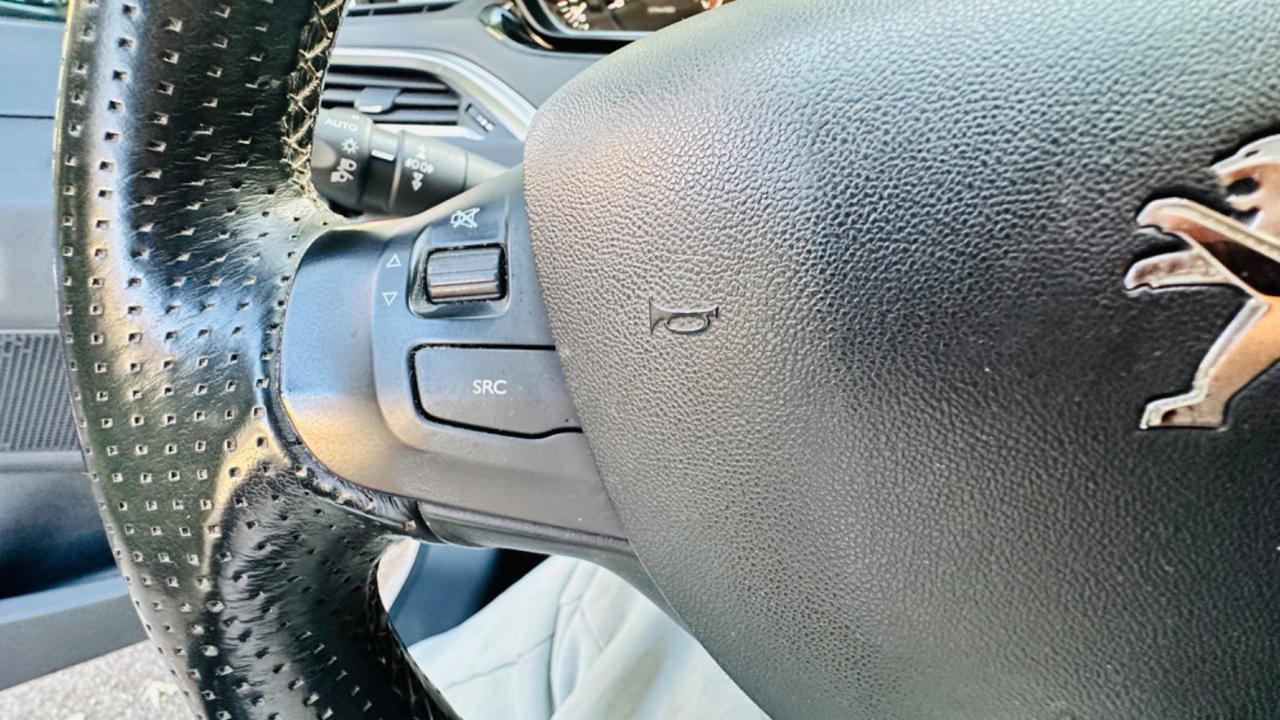 Peugeot 208.3 porte Allure.ok neopatentati.tagliandi certificati