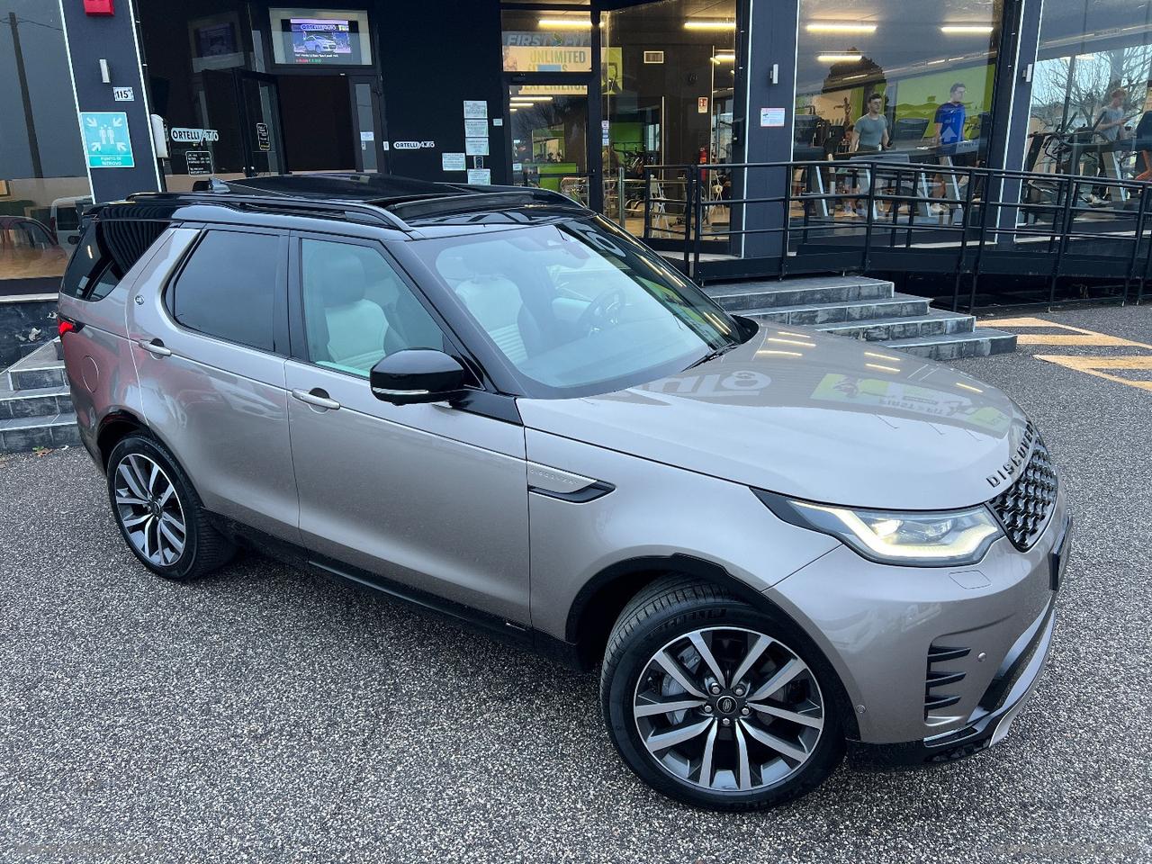 LAND ROVER Discovery 3.0D I6 249CV R-Dyn. SE 7 POSTI