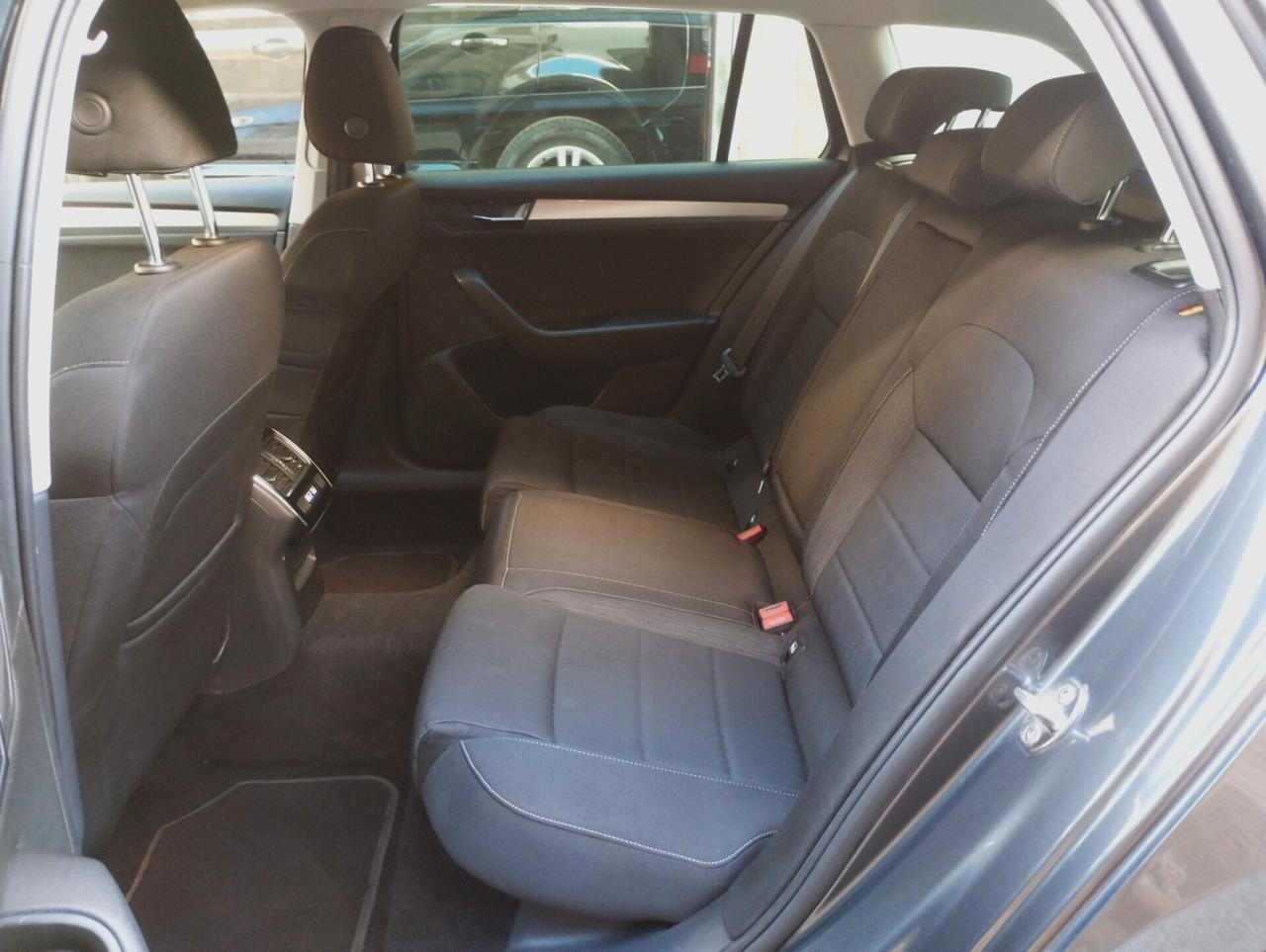 Skoda Superb 2.0 TDI DSG Wagon Style