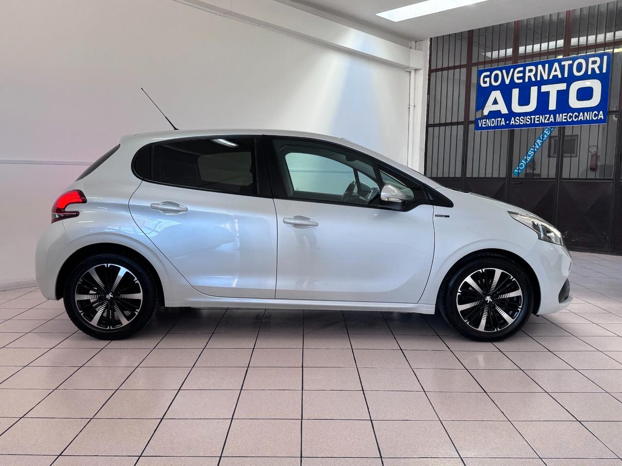 Peugeot 208 1.2 BENZINA 5 PORTE Signature