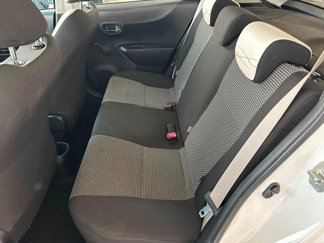 Toyota Yaris 1.0 5 porte Lounge 2014