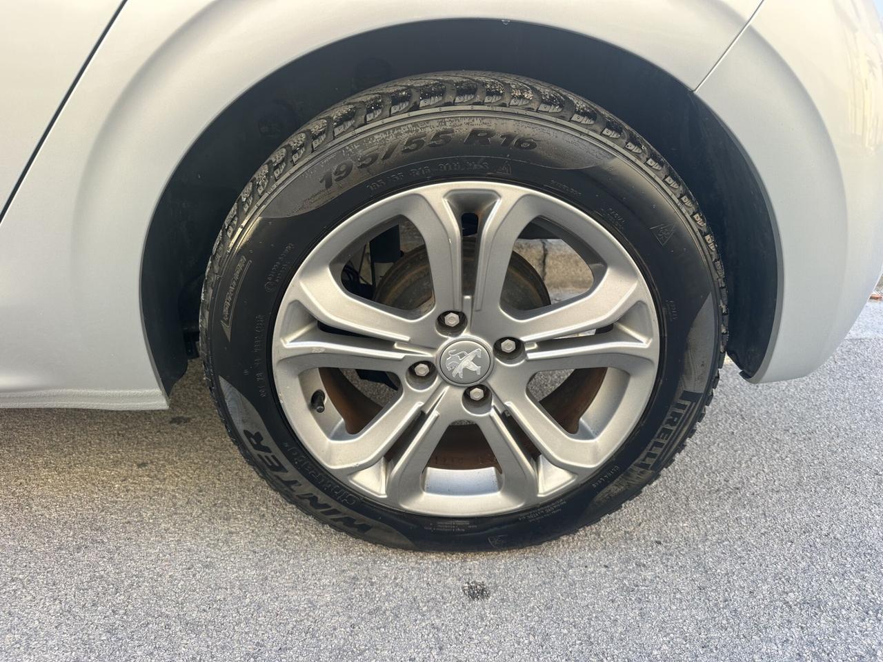 Peugeot 208 1.4 HDi 68 CV Allure 2014