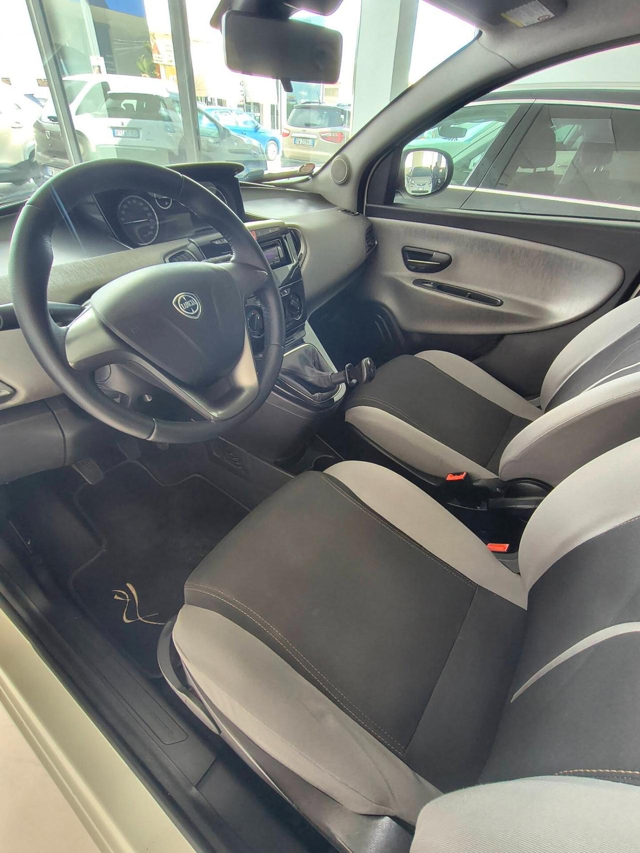 Lancia Ypsilon 0.9 TwinAir 85 CV 5 porte Metano Ecochic Silver
